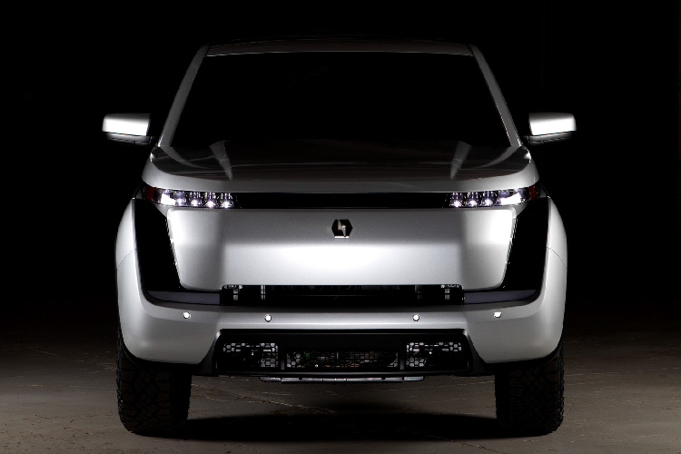 Được thiết kế cho người dùng thương mại, xe bán tải điện của Lordstown có thiết kế khá thông thường, tương phản mạnh mẽ với Cybertruck gây tranh cãi của Tesla. Ở phía trước, xe trang bị lưới tản nhiệt được bao phủ hoàn toàn, được che chắn bởi các lỗ thông gió và hệ thống chiếu sáng dạng mảnh. Chiếc xe chủ yếu được bao phủ bởi các miếng ốp nhựa, vẫn sử dụng tời kéo và nắp capo dập nổi.