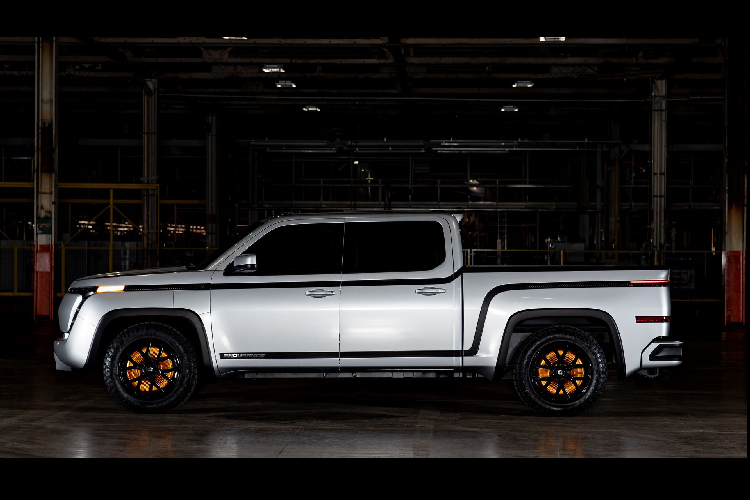 Di chuyển về phía sau, Lordstown Endurance 2021 mới trang bị cánh lướt gió trên nóc xe. Một đường thẳng duy nhất kéo dài từ mí đèn pha đến phía sau xe. Tương tự như vậy, một đường gấp khúc khác kéo dài từ bên dưới cửa đến cuối xe, nối liền với đèn hậu LED thanh manh.