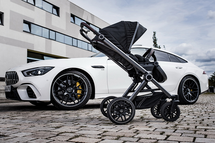 Bên cạnh kiểu dáng bắt mắt, xe đẩy em bé Mercedes-Benz AMG cũng tập trung vào sự êm ái cho trẻ. Xe được trang bị hệ thống treo chuyên dụng, khóa an toàn cho phép đảo chiều nằm của trẻ, phanh tay...