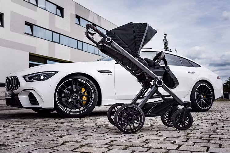 Bên cạnh kiểu dáng bắt mắt, xe đẩy em bé Mercedes-Benz AMG cũng tập trung vào sự êm ái cho trẻ. Xe được trang bị hệ thống treo chuyên dụng, khóa an toàn cho phép đảo chiều nằm của trẻ, phanh tay...