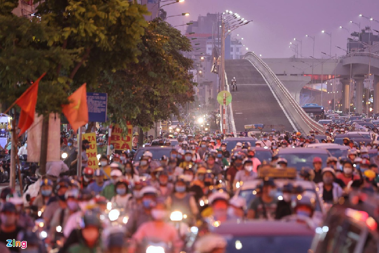 Trao đổi với Zing, tiến sĩ Phan Lê Bình, chuyên gia của Cơ quan hợp tác quốc tế Nhật Bản (JICA), nhận định trong thời gian tới, khi tuyến vành đai 2 trên cao thông xe, sẽ có 2 lối lên xuống nằm cách nút giao Ngã Tư Sở khoảng 100 m. "Áp lực phương tiện lúc đó sẽ dồn về nút giao Ngã Tư Sở. Điều này đòi hỏi cơ quan chức năng cần tính tới các giải pháp tổ chức giao thông và hoàn thiện hạ tầng để tránh biến đây thành một điểm nghẽn", ông Bình nói.