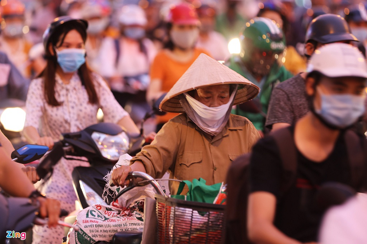 Người đi xe đạp phải dắt xe để vượt qua dòng phương tiện đang ùn ứ. 