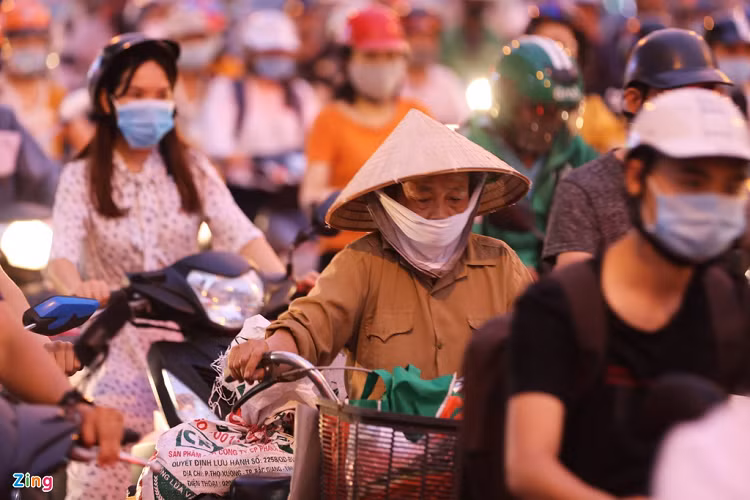 Người đi xe đạp phải dắt xe để vượt qua dòng phương tiện đang ùn ứ. 