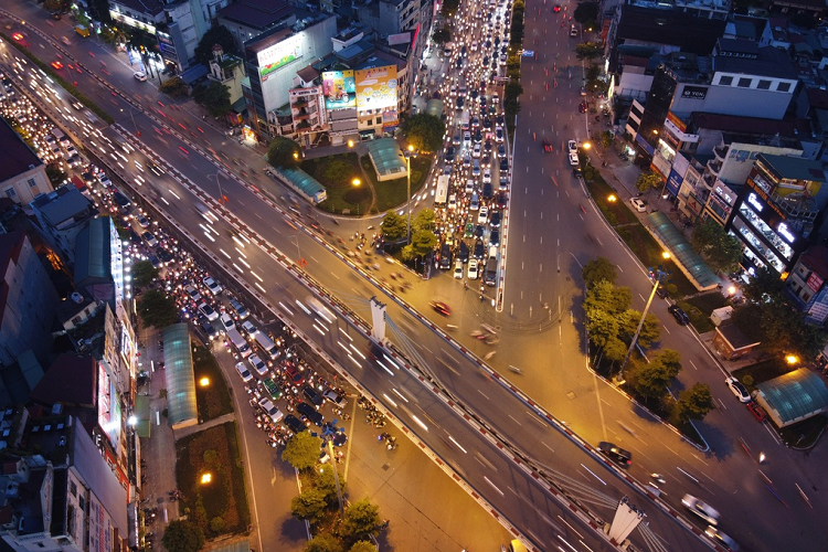 Do phải chờ nhịp đèn có thời gian dài, các phương tiện đi từ đường Trường Chinh sang đường Láng và ngược lại bị tắc nghẽn tại đây.