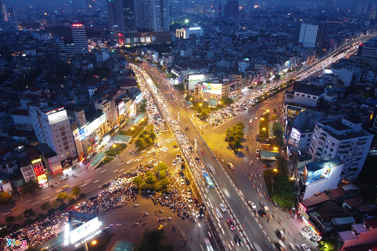 Đây là nút giao của các con đường có mật độ phương tiện lớn như đường Láng, Tây Sơn, Nguyễn Trãi và Trường Chinh.