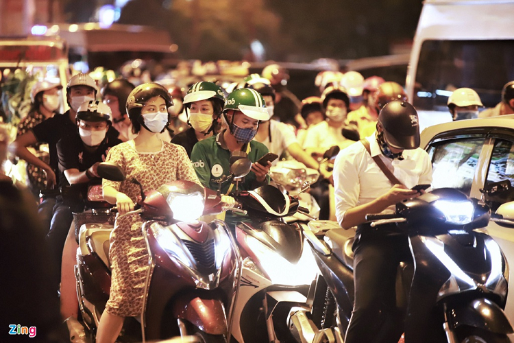 Nhịp đèn đỏ quá lâu cũng là nguyên nhân khiến các con đường thường xuyên quá tải. Thời gian chờ đèn đỏ hơn 80 giây cộng với tắc đường khiến nhiều người ngán ngẩm lấy điện thoại ra dùng trong lúc chờ đợi. 