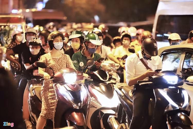 Nhịp đèn đỏ quá lâu cũng là nguyên nhân khiến các con đường thường xuyên quá tải. Thời gian chờ đèn đỏ hơn 80 giây cộng với tắc đường khiến nhiều người ngán ngẩm lấy điện thoại ra dùng trong lúc chờ đợi. 