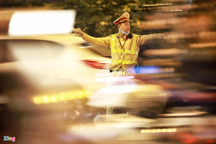 Đội CSGT số 3, Phòng CSGT Công an Hà Nội, triển khai lực lượng cắm chốt tại nút giao này. “Ùn tắc có thể xảy ra bất cứ lúc nào trong ngày nên chúng tôi luôn phải sẵn sàng phân luồng chứ không cố định vào các khung giờ cao điểm như những nơi khác”, một chiến sĩ nói.