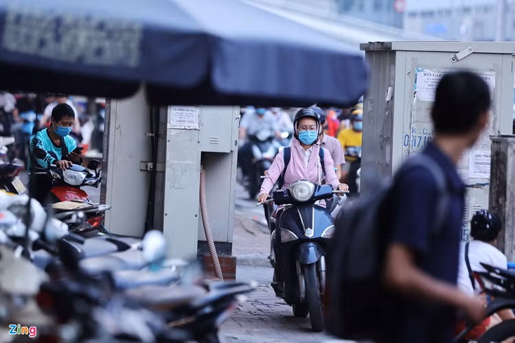 Nhiều đoạn vỉa hè khá hẹp lại bị xe máy leo kín khiến người đi bộ phải chuyển hướng đi xuống sát lòng đường. Bà Nguyễn Thị Kim (phường Ngã Tư Sở, quận Thanh Xuân) cho biết tình trạng ùn tắc nghiêm trọng hơn từ khi đường Trường Chinh hoàn thành việc mở rộng. 