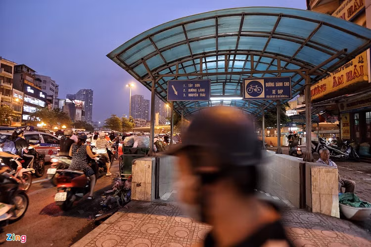Khu vực cửa hầm dành cho người đi bộ luôn trong tình trạng bị các phương tiện cắt ngang khiến người dân gặp khó khăn khi tiếp cận.