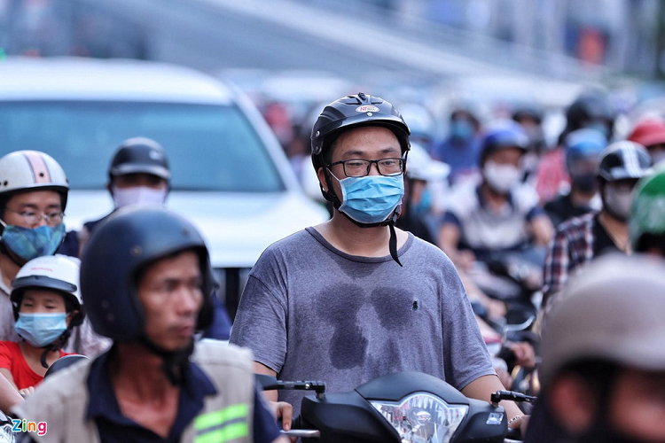 Nhiều tài xế tỏ ra mệt mỏi giữa dòng phương tiện. Tắc đường dài nhất xảy ra vào hai khung giờ cao điểm buổi sáng và chiều tối. Vào những ngày mưa, tình trạng kẹt xe có thể kéo dài cả ngày.