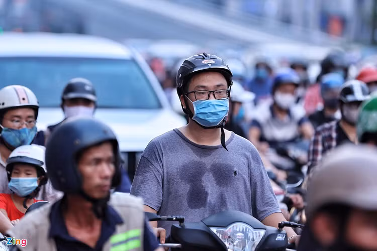 Nhiều tài xế tỏ ra mệt mỏi giữa dòng phương tiện. Tắc đường dài nhất xảy ra vào hai khung giờ cao điểm buổi sáng và chiều tối. Vào những ngày mưa, tình trạng kẹt xe có thể kéo dài cả ngày.