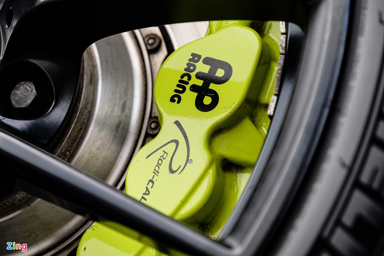 Ẩn bên trong là kẹp phanh AP Racing, đĩa trước đường kính 405 mm và đĩa sau 385 mm, có giá bán khoảng 162 triệu đồng.