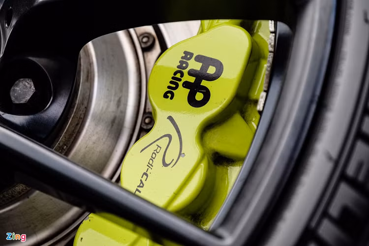 Ẩn bên trong là kẹp phanh AP Racing, đĩa trước đường kính 405 mm và đĩa sau 385 mm, có giá bán khoảng 162 triệu đồng.