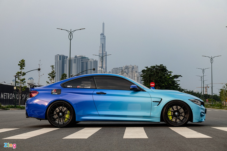 Nhìn từ bên hông, hiệu ứng chuyển màu trên bộ tem được thể hiện rõ. Các đường dập nổi tạo nên chất cơ bắp cho mẫu xe thể thao. Sau vòm bánh trước có một khe hút gió nhỏ.