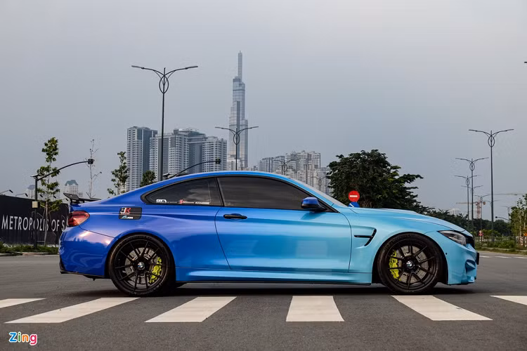 Nhìn từ bên hông, hiệu ứng chuyển màu trên bộ tem được thể hiện rõ. Các đường dập nổi tạo nên chất cơ bắp cho mẫu xe thể thao. Sau vòm bánh trước có một khe hút gió nhỏ.