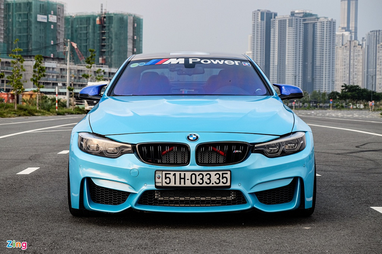 Ngoại hình xe thể thao BMW M4 gây ấn tượng với lưới tản nhiệt quả thận đặc trưng, với logo M4 để phân biệt với các phiên bản 4-Series khác. Ba hốc gió trước kích thước lớn và có thiết kế góc cạnh, tạo cảm giác cứng cáp và hầm hố khi nhìn trực diện. Xe có đèn pha Adaptive LED Headlight (đèn pha tự động thích ứng) với phạm vi chiếu sáng 350 m. 