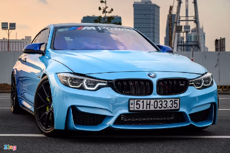 Nguyên bản của xe có màu sơn vàng Austin Yellow. Hiện tại, xe được khoác lên mình lớp decal xanh dương đậm và nhạt với hiệu ứng chuyển màu khá bắt mắt.