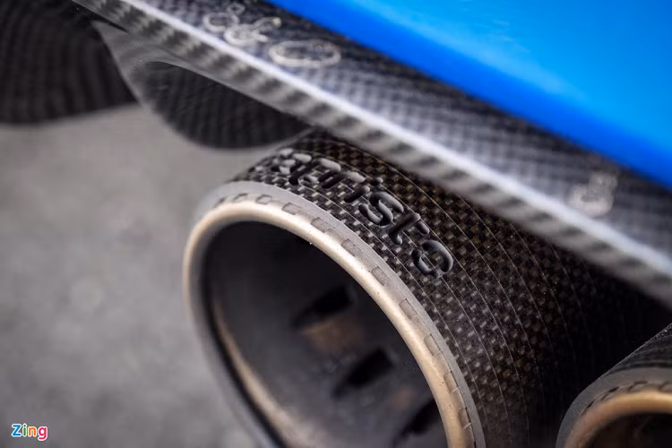 Hệ thống ống xả của BMW M4 F82 cũng được nâng cấp, thuộc thương hiệu Capristo. Chỉ riêng bộ ống xả độ này đã "ngốn" của chủ xe khoảng 230 triệu đồng. 