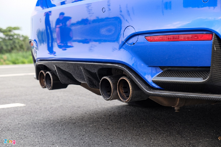 Ngoại trừ phần mui carbon là trang bị tiêu chuẩn, xe còn được bổ sung một số chi tiết carbon khác như ốp sườn, nắp bình xăng, bộ khuếch tán phía sau. 