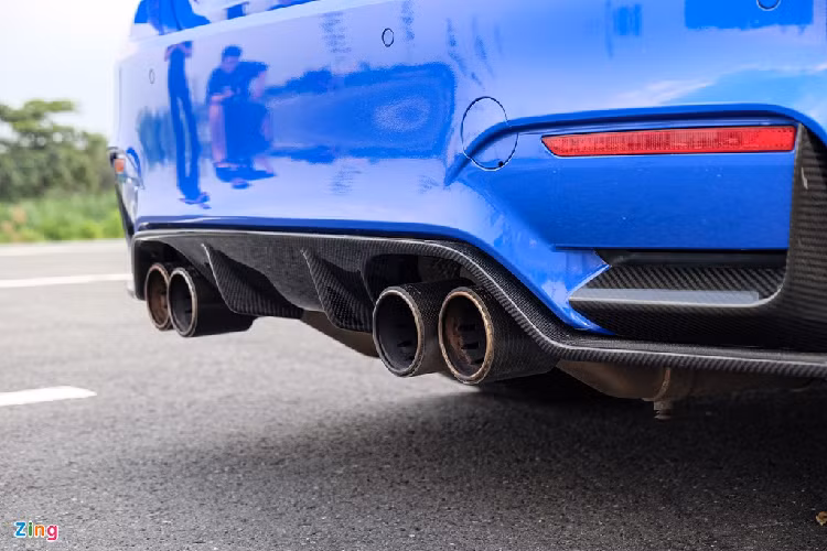 Ngoại trừ phần mui carbon là trang bị tiêu chuẩn, xe còn được bổ sung một số chi tiết carbon khác như ốp sườn, nắp bình xăng, bộ khuếch tán phía sau. 