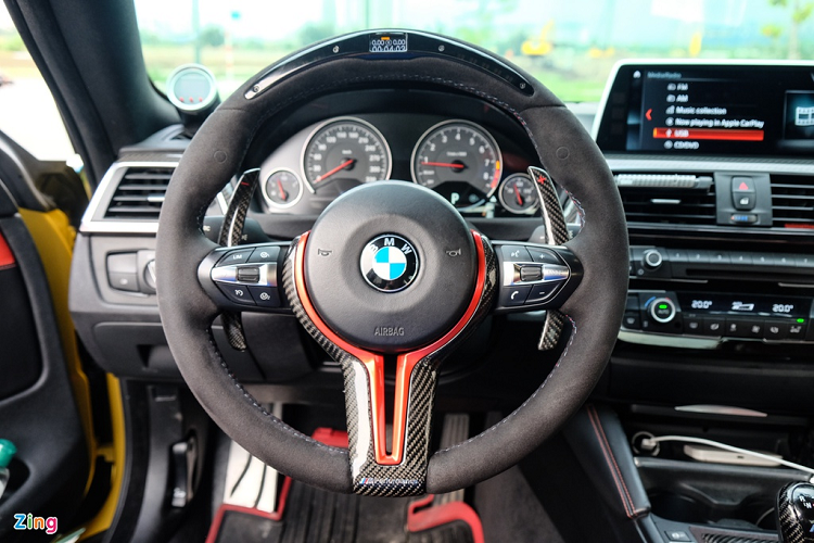 Bên trong, nội thất được làm lại với nhiều chi tiết trang trí bằng sợi carbon như cửa điều hòa, bảng táp-lô, cần số... Vô lăng nguyên bản được thay mới bằng loại bọc da lộn Alcantara, có tích hợp đồng hồ tính giờ, lẫy chuyển số phía sau cũng được làm từ carbon. Giá của bộ vô lăng mới khoảng 70 triệu đồng.