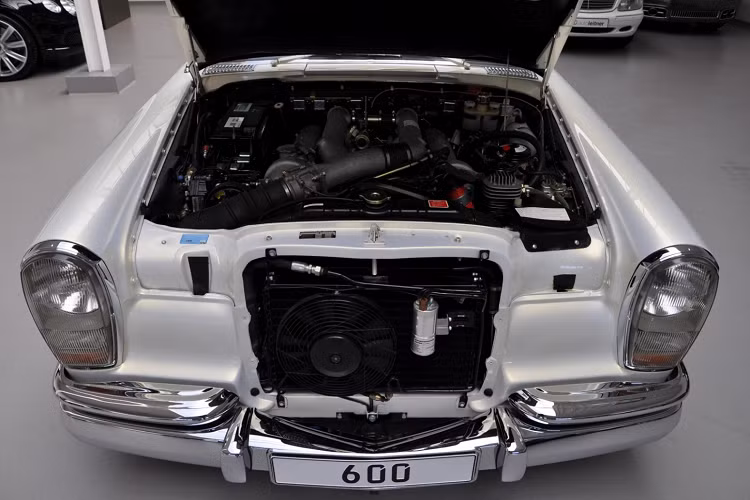 Ngoài ra còn có thể kể đến một số tiện nghi khác như: các ghế chỉnh điện với hệ thống sưởi và làm mát; hệ thống điều hòa nhiệt độ tự động 2 vùng khí hậu; tủ lạnh với minibar; đèn trang trí âm tường ambient light; màn hình DVD cỡ lớn; hệ thống âm thanh Dolby Surround Sound System, Bluetooth; camera trước và sau... 