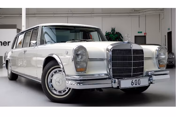 Mẫu xe sang Mercedes-Benz 600 hay còn có tên gọi khác là Grosser Mercedes (Tiếng Đức nghĩa là: “Một chiếc Mercedes lớn). Chiếc xe có số hiệu W100 này được sản xuất và lắp ráp bằng tay trong khoản thời gian từ năm 1963 đến 1981. 