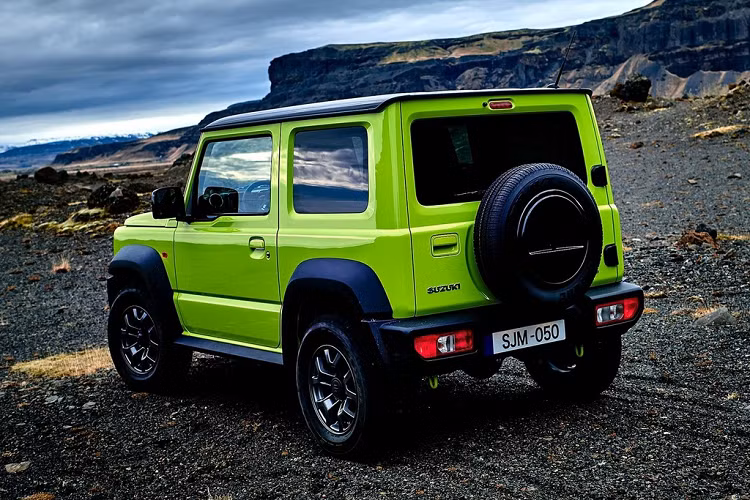 Ở phía sau, Jimny có đèn hậu đặt thấp, cửa khoang hành lý mở ngang với lốp dự phòng gắn trên cửa.