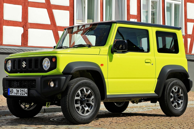 Kiểu dáng của Suzuki Jimny LCV 2021 tương tự bản SUV. Xe có cùng kích thước với bản Jimny SUV, các số đo dài x rộng x cao lần lượt là 3.480 x 1.645 x 1.720 (mm), chiều dài cơ sở 2.250 mm. Khoảng sáng gầm của Jimny LCV đạt mức 210 mm, thấp hơn so con số 220 mm của bản SUV.