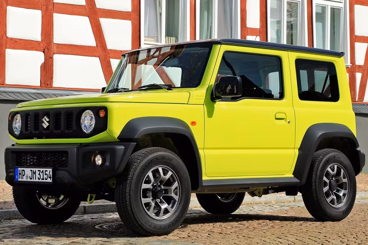 Kiểu dáng của Suzuki Jimny LCV 2021 tương tự bản SUV. Xe có cùng kích thước với bản Jimny SUV, các số đo dài x rộng x cao lần lượt là 3.480 x 1.645 x 1.720 (mm), chiều dài cơ sở 2.250 mm. Khoảng sáng gầm của Jimny LCV đạt mức 210 mm, thấp hơn so con số 220 mm của bản SUV.