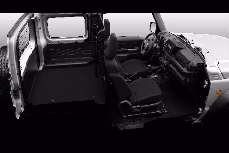 Điểm khác biệt của Jimny LCV so với bản SUV nằm ở nội thất. Jimny LCV chỉ còn hàng ghế trước, hàng ghế thứ 2 được loại bỏ để nhường chỗ cho khoang chứa hàng. Giữa khoang lái và khoang chứa hàng được ngăn cách bởi tấm lưới sắt. Nhờ vậy, thể tích khoang chứa hàng của Jimny LCV đạt 863 lít, nhiều hơn 33 lít so với bản SUV khi đã gập hàng ghế thứ 2.