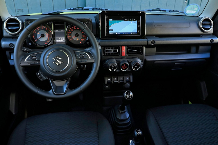 Nhờ loại bỏ hàng ghế thứ 2, khối lượng của bản LCV nhẹ hơn 20 kg so với bản SUV, dừng ở mức 1.090 kg.