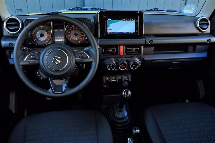 Nhờ loại bỏ hàng ghế thứ 2, khối lượng của bản LCV nhẹ hơn 20 kg so với bản SUV, dừng ở mức 1.090 kg.