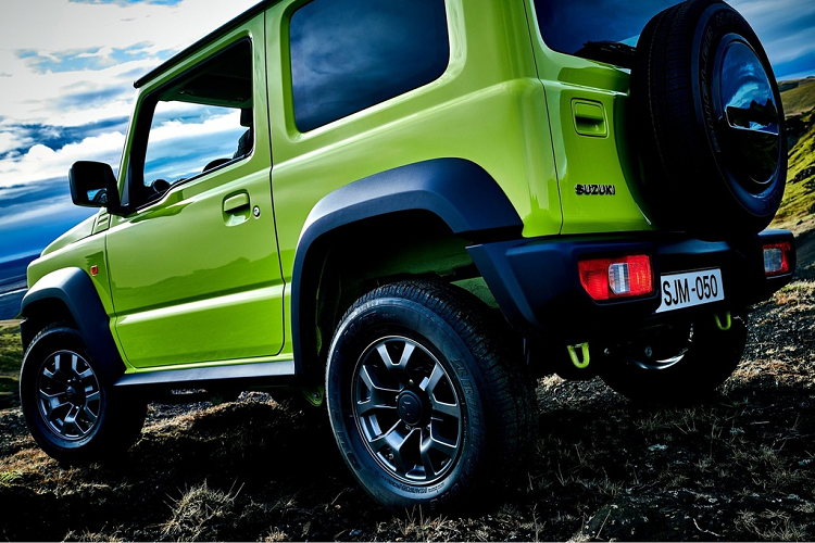 Suzuki Anh quốc chưa công bố mức giá xe Jimny LCV mới. Trước đây, Jimny bản SUV được phân phối tại Anh với giá 20.100 USD. Theo Carscoops, có thể Jimny LCV sẽ được sản xuất giới hạn ở mỗi năm.