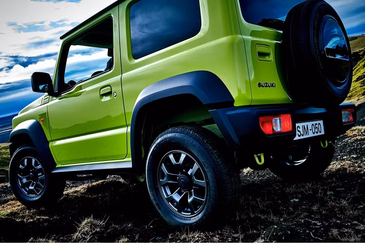 Suzuki Anh quốc chưa công bố mức giá xe Jimny LCV mới. Trước đây, Jimny bản SUV được phân phối tại Anh với giá 20.100 USD. Theo Carscoops, có thể Jimny LCV sẽ được sản xuất giới hạn ở mỗi năm.