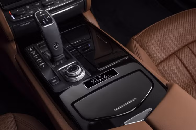 Cả 3 model Maserati Royale đều đi kèm các gói trang bị Cold Weather, Premium và Driving Assistance Plus, hệ thống thông tin giải trí 8,4 inch Maserati Touch Control Plus hỗ trợ Apple CarPlay và Android Auto.