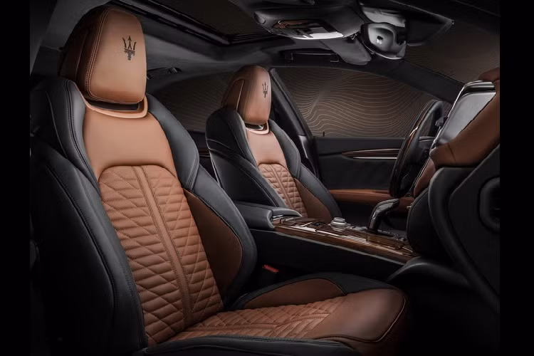 Nội thất Maserati Royale mới có nhiều chi tiết sáng bóng, với Levante là Metal Net, Ghibli là Ebony, Quattroporte là Black Piano.