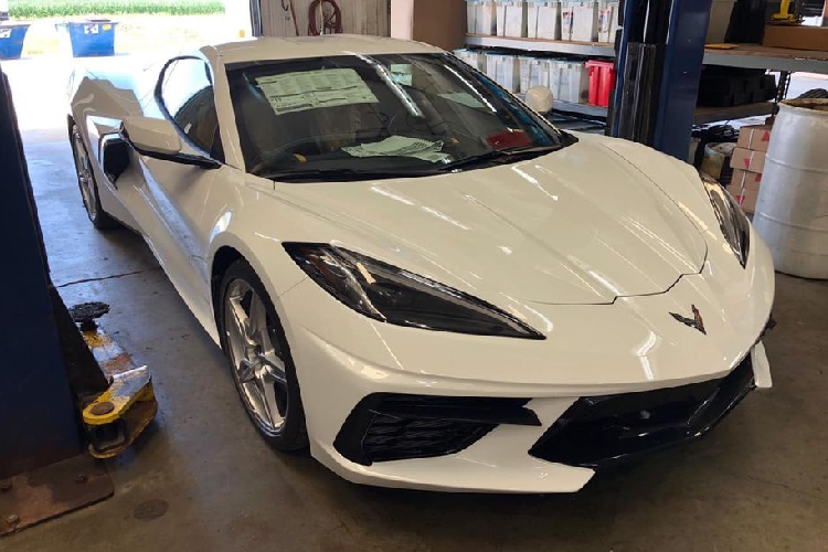 Mới đây, một doanh nghiệp chuyên nhập khẩu xe tư nhân trong nước được cho là đã đưa về chiếc xe thể thao Chevrolet Corvette C8 2020 mới đầu tiên tại Việt Nam và có thể xe đang có mặt tại Hà Nội. Kèm theo đó, nguồn tin cho biết chiếc Chevrolet Corvette C8 này cũng có giá bán tạm thời không hề khiêm tốn chút nào và ở mức trên 8 tỷ đồng.