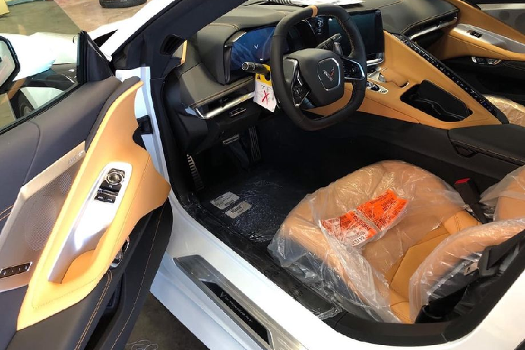 Được lấy cảm hứng từ các dòng máy bay chiến đấu Lockheed Martin F22/F35 và mang phong cách của xe đua Công Thức 1, ngoại hình của Corvette C8 giờ đây vừa gợi cảm, lại vừa mềm mại, đây là những đặc điểm chúng ta thường thấy trên các siêu xe đắt tiền của các thương hiệu như Ferrari và McLaren.