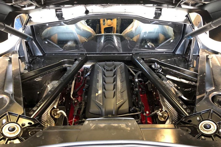 Chevrolet Corvette C8 2020 mới sở hữu 3 tùy chọn cấu hình ghế ngồi bao gồm: GT1, GT2 và Competition Sport sử dụng nhiều vật liệu da Mulan/ Nappa và trang trí carbon khác nhau. Trong đó, kiểu ghế ngồi GT1 tiêu chuẩn tập trung mang đến sự thoải mái cho người ngồi. Nếu muốn tận hưởng cảm giác như ngồi trên xe đua, khách hàng có thể chi thêm tiền để lựa chọn kiểu ghế ngồi GT2 và Competition Sport.