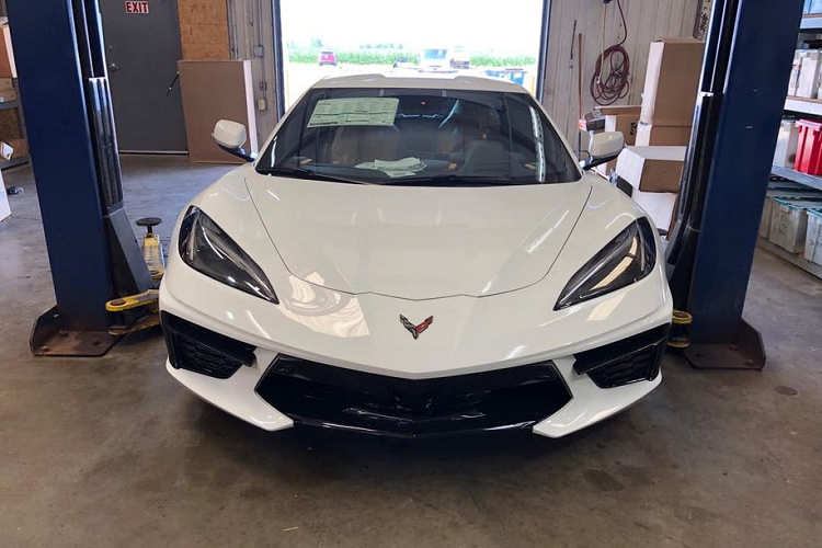 Chevrolet Corvette C8 thế hệ mới đánh dấu sự thay đổi mang tính bước ngoặt của hãng xe Mỹ - Chevrolet. Với thiết kế đậm chất siêu xe và khối động cơ đặt ở giữa, Corvette C8 nhanh chóng trở thành "thỏi nam châm" thu hút sự chú ý của công chúng ngay từ thời điểm ra mắt.