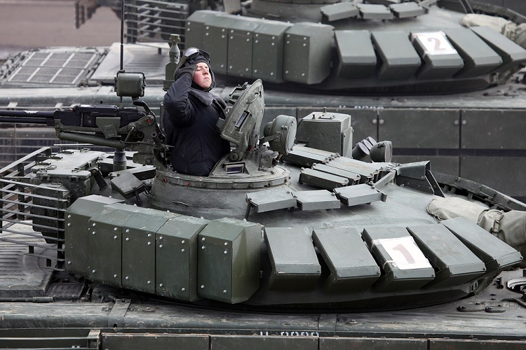 Để tăng khả năng bảo vệ cho người ngồi bên trong, T-72B3 được trang bị lớp giáp phản ứng nổ ERA Kontakt-5. Nguyên lý hoạt động của lớp giáp phản ứng nổ này là tạo hiệu ứng nổ lõm nhờ thuốc nổ đặt bên trong lớp giáp, giúp làm chệch hướng hoặc giảm sức công phá của đạn bắn vào thân xe. Ảnh: Below The Turret Ring.