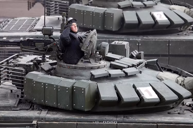 Để tăng khả năng bảo vệ cho người ngồi bên trong, T-72B3 được trang bị lớp giáp phản ứng nổ ERA Kontakt-5. Nguyên lý hoạt động của lớp giáp phản ứng nổ này là tạo hiệu ứng nổ lõm nhờ thuốc nổ đặt bên trong lớp giáp, giúp làm chệch hướng hoặc giảm sức công phá của đạn bắn vào thân xe. Ảnh: Below The Turret Ring.