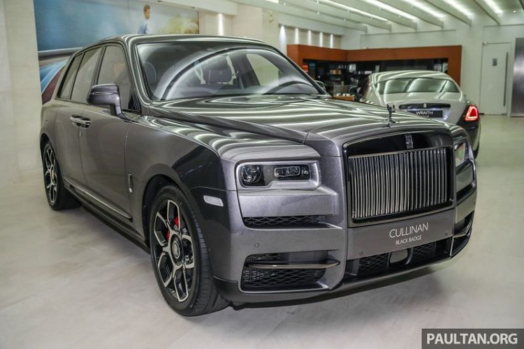 Đúng như tên gọi, Rolls-Royce Cullinan Black Badge mới nói riêng và những chiếc Black Badge khác nói chung đều sở hữu phong cách ngoại thất "bóng đêm" ấn tượng và cuốn hút hơn rất nhiều so với thông thường.