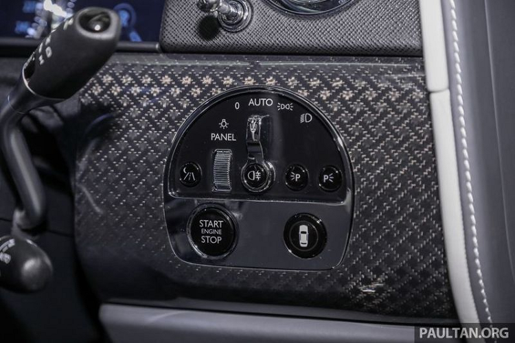 Đối với nội thất, phiên bản Black Badge của Rolls-Royce Cullinan được hoàn thiện một cách tỉ mỉ để hành khách có thể trải nghiệm sự êm ái, thẩm mỹ táo bạo, vật liệu cao cấp, chế tác tinh xảo ở cấp độ cao nhất nhưng đâu đó vẫn cảm nhận được sức mạnh khả năng vận hành vượt trội của chiếc xe.