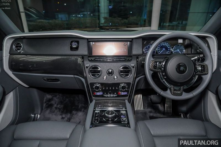 Mỗi tấm carbon này được hoàn thiện với sáu lớp phủ bóng trước khi phơi khô trong 72 giờ, sau đó được đánh bóng bằng tay đến khi đạt được độ bóng tựa gương trứ danh của Rolls-Royce.