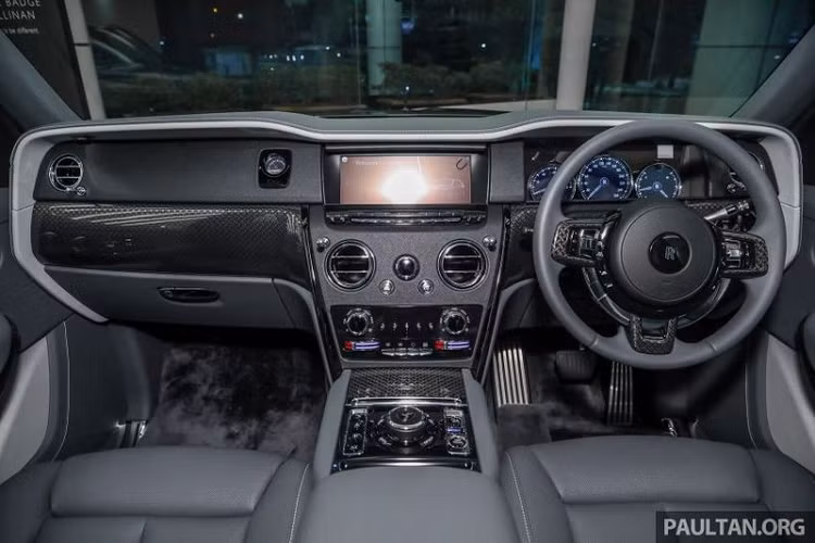 Mỗi tấm carbon này được hoàn thiện với sáu lớp phủ bóng trước khi phơi khô trong 72 giờ, sau đó được đánh bóng bằng tay đến khi đạt được độ bóng tựa gương trứ danh của Rolls-Royce.