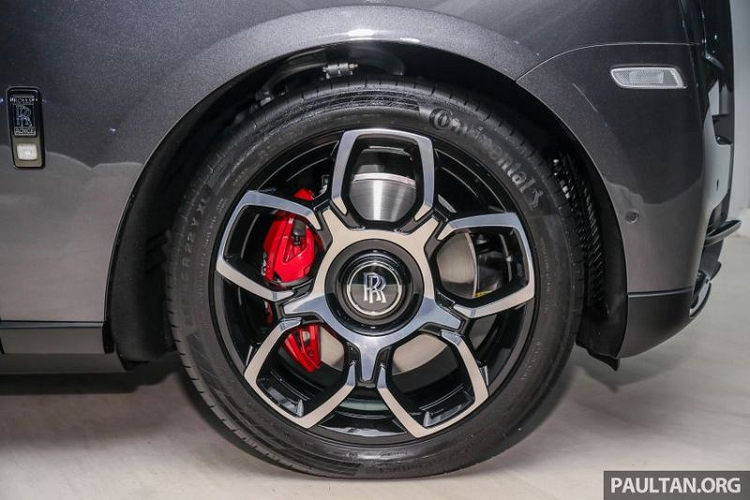 Rolls-Royce cung cấp tới 44.000 sắc độ sơn cho Cullinan Black Badge và khách hàng cũng có thể yêu cầu tạo ra một sắc độ hoàn toàn mới cho riêng mình, nhưng đa số người mua đều lựa chọn màu sơn đen đặc trưng của biến thể Black Badge cho Cullinan.