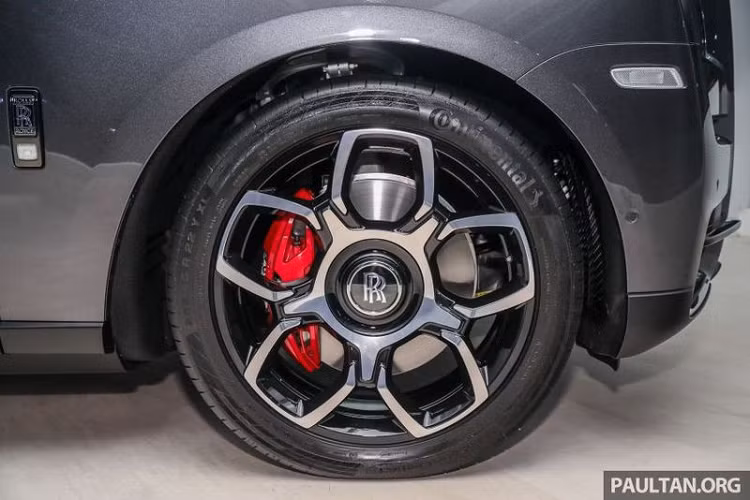 Rolls-Royce cung cấp tới 44.000 sắc độ sơn cho Cullinan Black Badge và khách hàng cũng có thể yêu cầu tạo ra một sắc độ hoàn toàn mới cho riêng mình, nhưng đa số người mua đều lựa chọn màu sơn đen đặc trưng của biến thể Black Badge cho Cullinan.